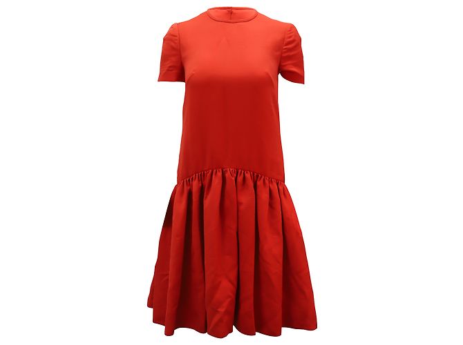 Vestido Alexander McQueen con cintura caída en lana roja