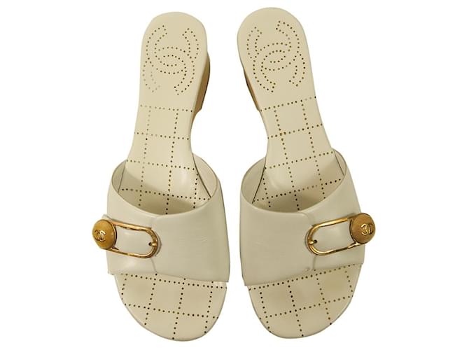 Chanel in pelle bianca con tacco largo, sandali, sandali, scarpe diapositive taglia 37 Bianco  ref.471530