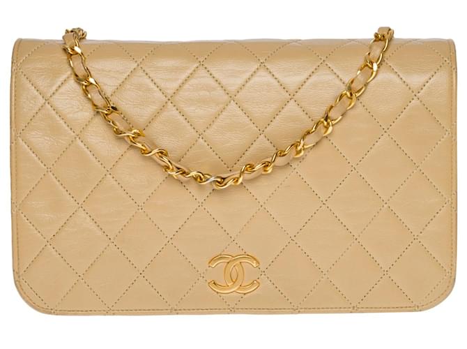 Timeless Linda bolsa Chanel Classique com aba cheia em pele de cordeiro acolchoada bege, garniture en métal doré Couro  ref.474208