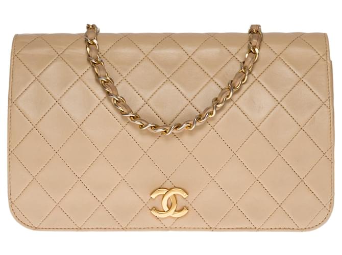 Timeless Linda bolsa Chanel Classique com aba cheia em pele de cordeiro acolchoada bege, garniture en métal doré Couro  ref.475244