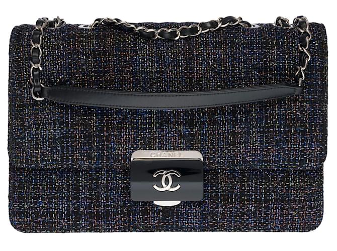 Timeless Molto chic e rara borsa a tracolla Chanel Classique Flap bag in tweed ricamato con fili di paillettes multicolori, Garniture en métal argenté Nero  ref.475246