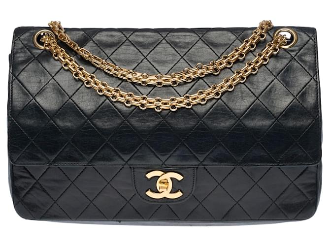 Espléndido bolso de mano Chanel Timeless/Classique con solapa forrada en piel de cordero acolchada negra, guarnición en métal doré Negro Cuero  ref.480421