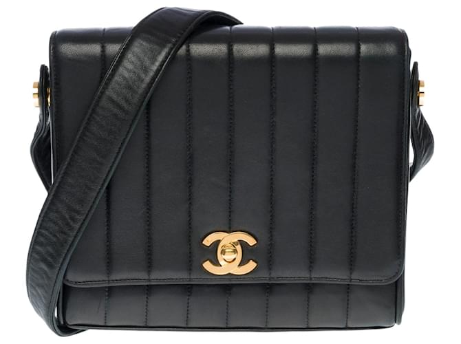 Timeless Linda e muito rara bolsa Chanel Mini Classic Flap em couro acolchoado preto com costura chevron, garniture en métal doré  ref.480615