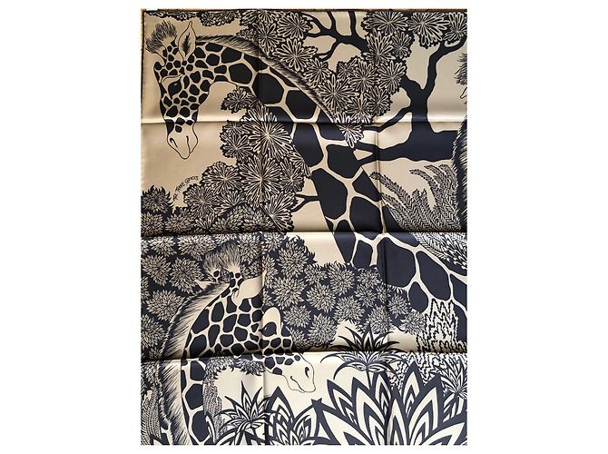 Piazza Hermès Le tre giraffe/Le tre Grazie Beige