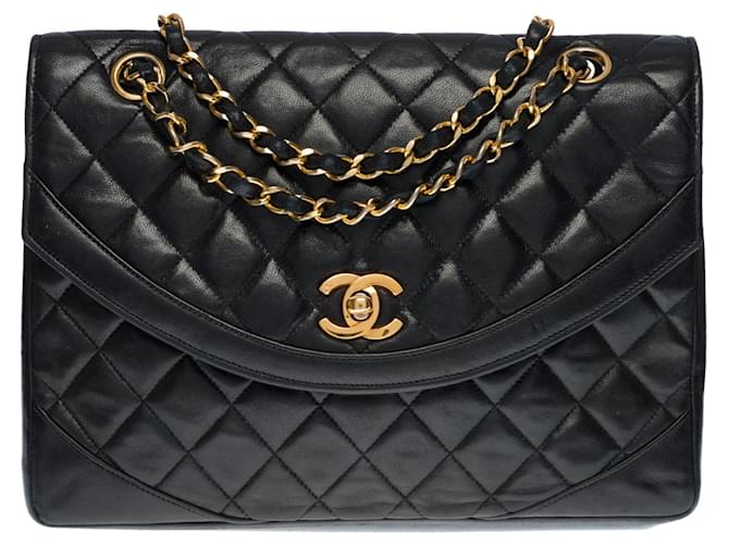 Timeless Esplêndida bolsa de ombro com aba Chanel Classique em couro preto acolchoado, garniture en métal doré  ref.484333
