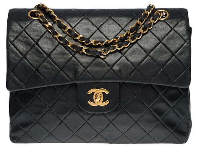 A cobiçada bolsa Chanel Timeless/Classique 25 cm com aba forrada em couro preto acolchoado, garniture en métal doré  ref.484346