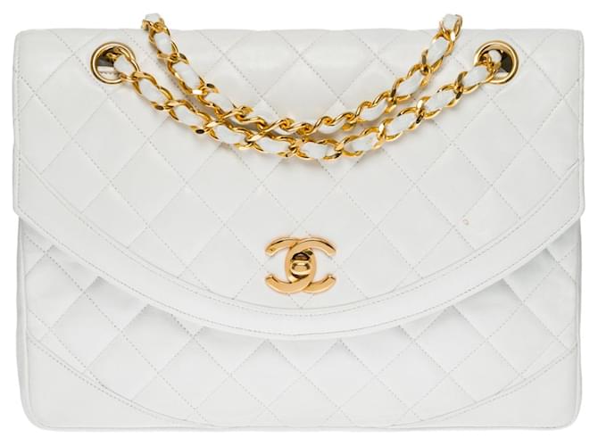 Timeless Bolsa Chanel Classic com aba muito chique em couro acolchoado branco, garniture en métal doré  ref.484347
