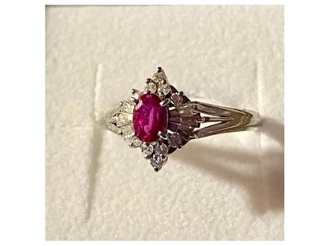 Autre Marque Impressionante anel de noivado em platina com um rubi oval e 16 diamantes Vermelho  ref.485178