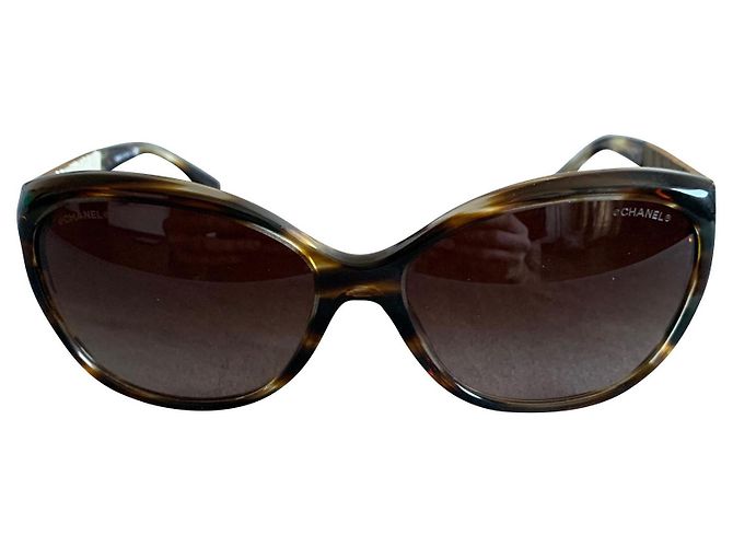 Occhiali da sole Chanel Retro con cristalli