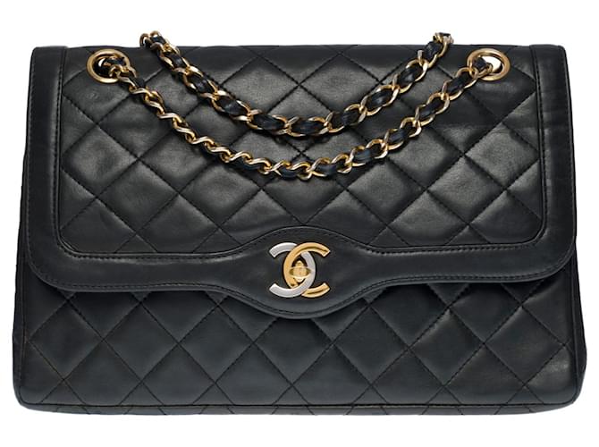 Très chic et Rare sac bandoulière Chanel Classique à double rabat en cuir matelassé noir, garniture en métal doré  ref.485747