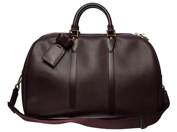 Sehr schöne Louis Vuitton "Kendall" Reisetasche aus burgunderrotem Taiga-Leder, garniture en métal doré Bordeaux  ref.487847