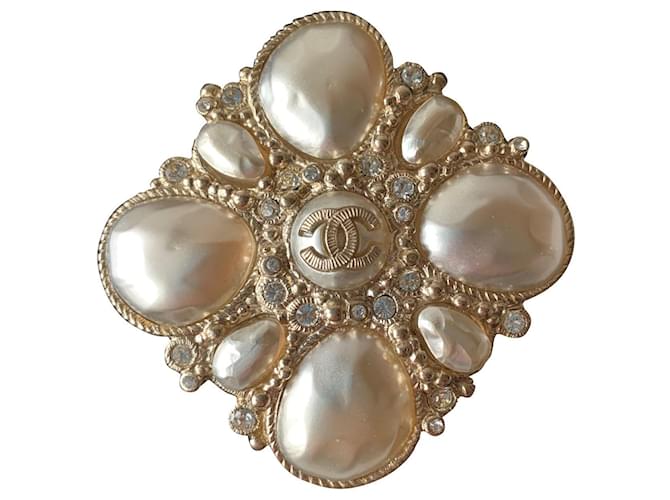 Chanel Pins & brooches Golden Eggshell Metal Pearl ref.488267 - Joli Closet