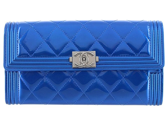 Cartera de charol azul Matelasse Boy de Chanel