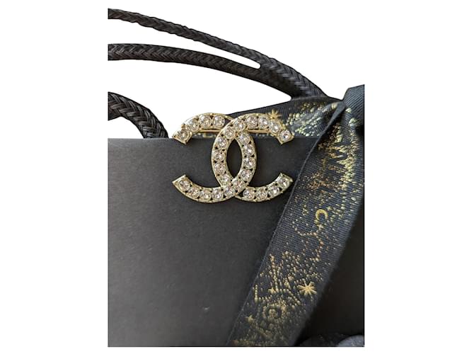 Chanel CC F19S Crystal Logo GHW Brooch Golden Metal ref.489120 - Joli Closet