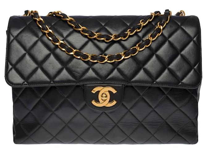 Classique Le Majestueux sac Chanel Timeless Maxi Jumbo single flap en cuir matelassé noir, garniture en métal doré  ref.489586
