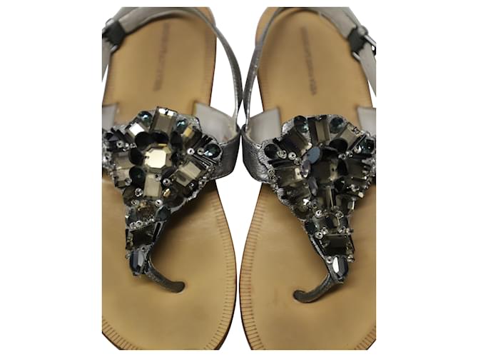 Sandalias planas con tira en T y diamantes de imitación lavanda de Vera Wang en cuero plateado Plata  ref.490196
