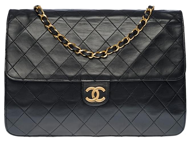 Sac Chanel Classique flap bag medium 25 cm en cuir noir, garniture en métal doré  ref.491255
