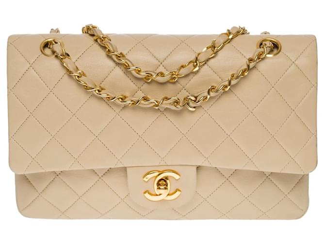 L'ambita borsa Chanel Timeless Medium 25 cm con patta foderata in pelle trapuntata beige, garniture en métal doré  ref.491261