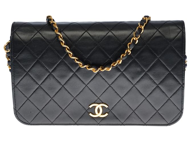Timeless Linda bolsa Chanel Classic Full Flap em pele de cordeiro acolchoada preta, garniture en métal doré Preto Couro  ref.492001