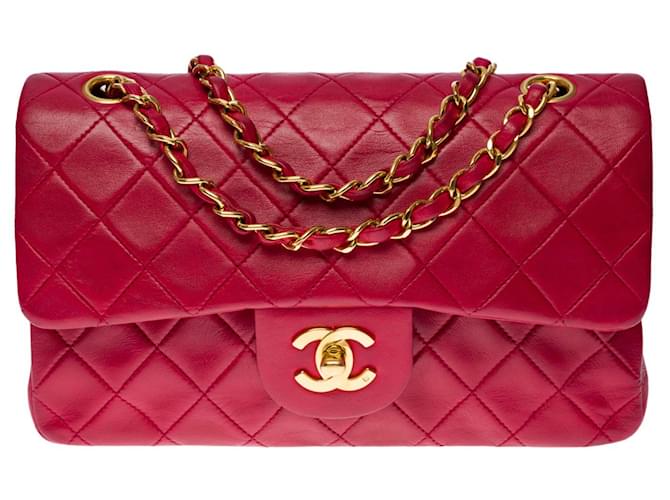 Classique Le très convoité sac Chanel Timeless 23 cm à double rabat en cuir matelassé rouge, garniture en métal doré  ref.492463