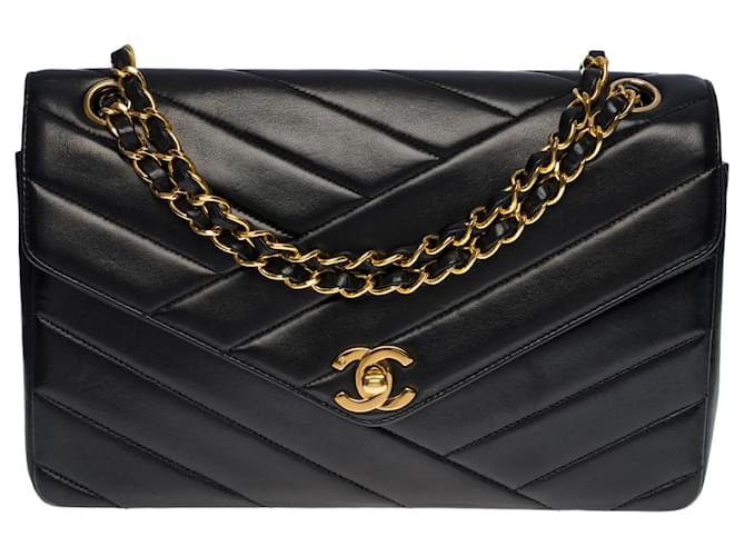 Timeless Schöne Chanel Classic Flap Bag Handtasche aus schwarzem, mit Fischgrätmuster gestepptem Lammleder, garniture en métal doré  ref.495303
