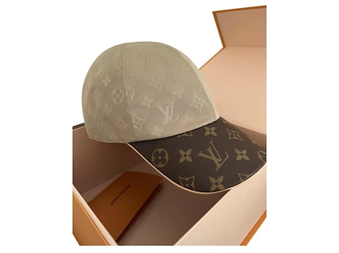 Louis Vuitton Sombreros gorros Beige Cuero  ref.495866