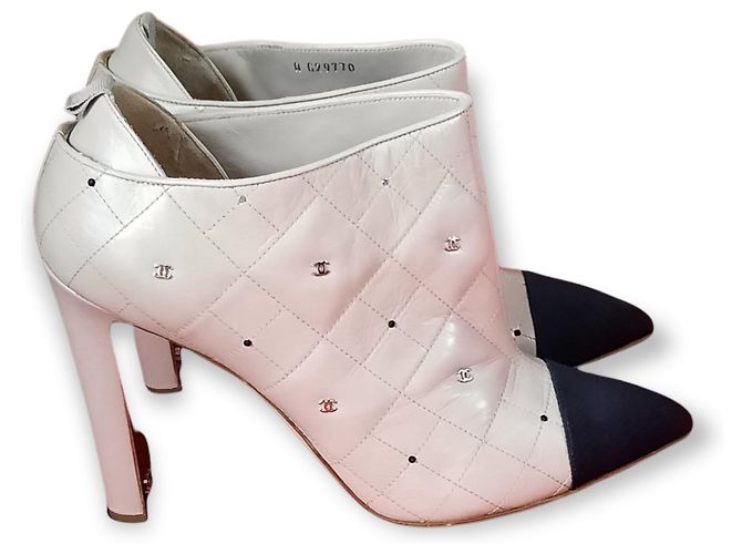 Botins Chanel de couro acolchoado bege com logo CC