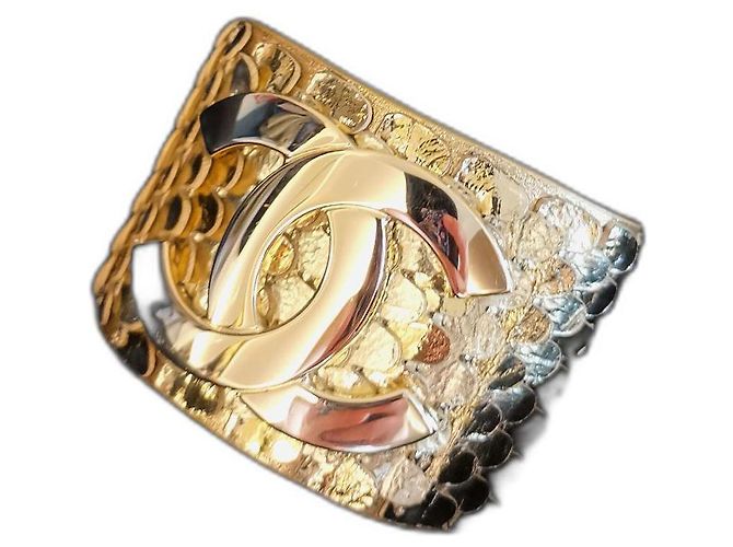 Pulseira Chanel Gold CC Warrior Cuff Dourado
