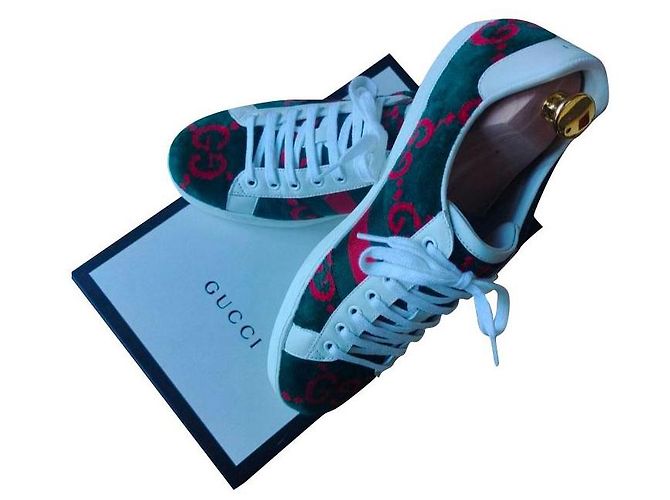 Gucci Ace GG Sneaker aus grünem Samt
