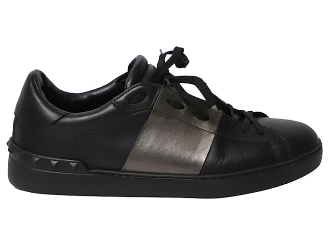 Valentino Garavani Rockstud Low-Top Sneakers in Black Calf Leather  ref.499173