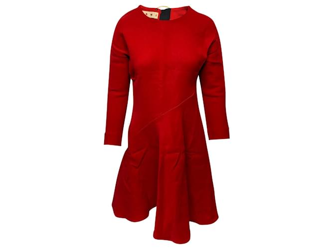 Marni Kleid mit ausgestelltem Saum und langen Ärmeln aus roter Seide  ref.499422