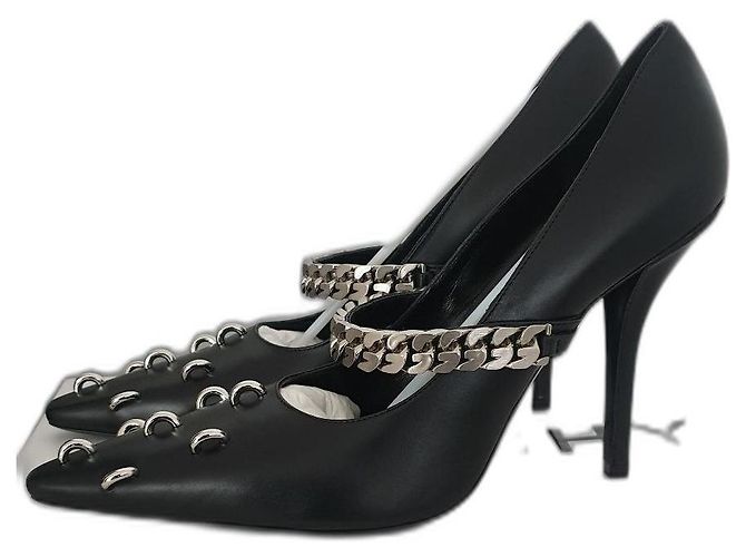 Scarpins Givenchy em couro preto com detalhes de corrente 41