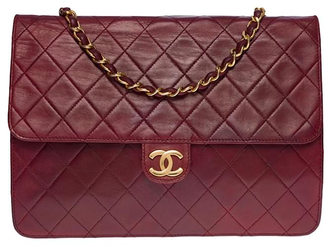 Très chic sac Chanel Classique flap bag en cuir matelassé bordeaux, garniture en métal doré  ref.502597