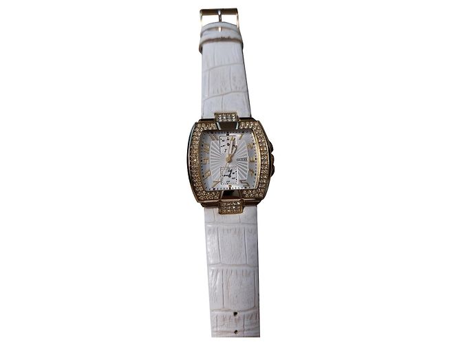 Relógio Guess com pulseira de couro branco