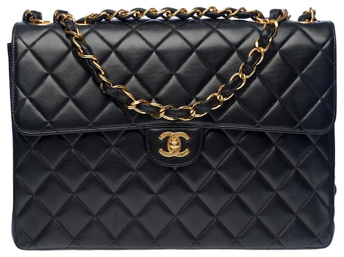 Außergewöhnliche Vintage Chanel Timeless Jumbo Single Flap Bag Handtasche aus schwarzem gestepptem Lammleder, garniture en métal doré  ref.504246
