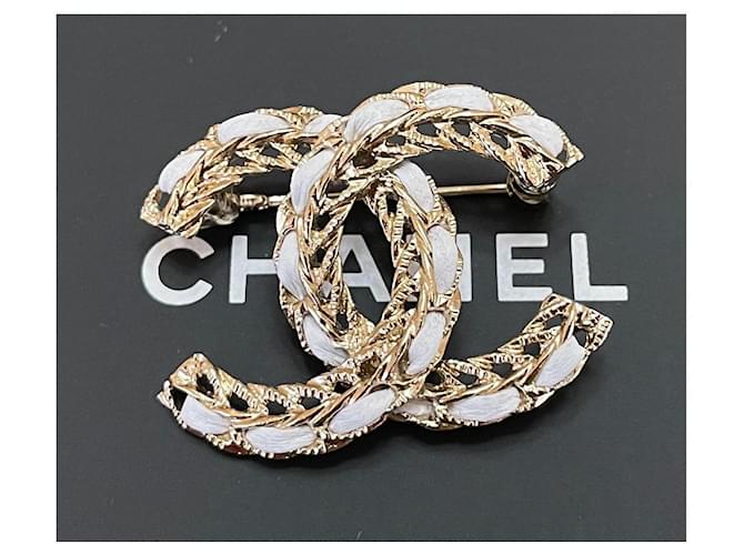 Chanel Brosche aus goldenem Metall und weißem Leder Mehrfarben  ref.504942