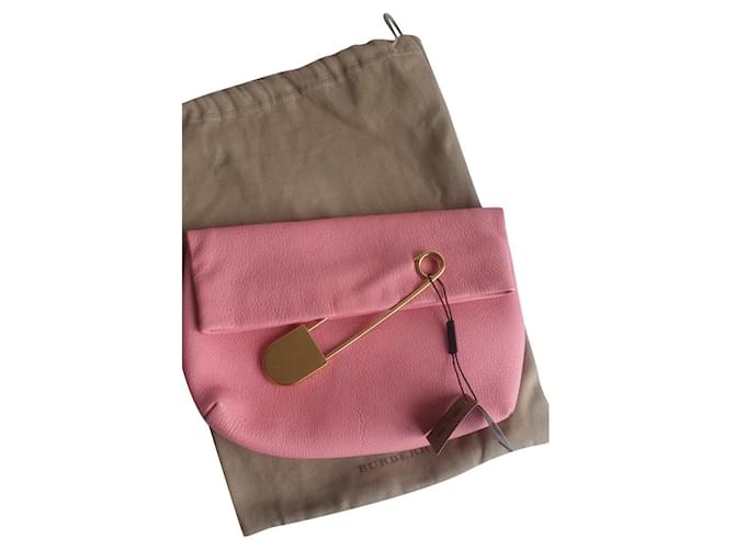 Burberry Flap pin cluth Pink Leather  ref.505316