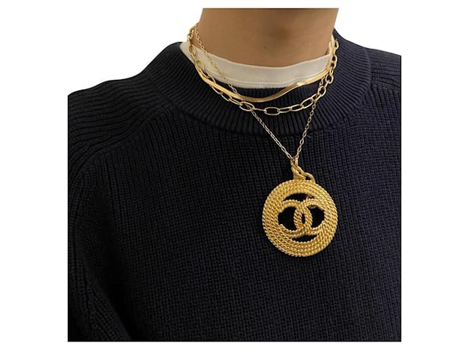 Chanel collier pendentif Métal Doré  ref.506136