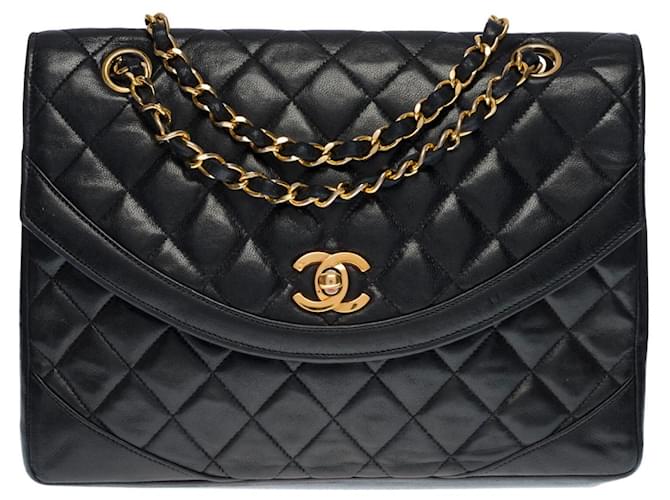 Splendide Sac Chanel Classique Flap bag en cuir matelassé noir, garniture en métal doré  ref.506342