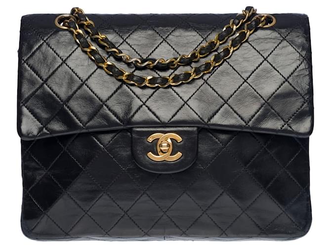 A cobiçada bolsa média Chanel Timeless/Classic 25 cm com aba forrada em couro preto, garniture en métal doré  ref.506352