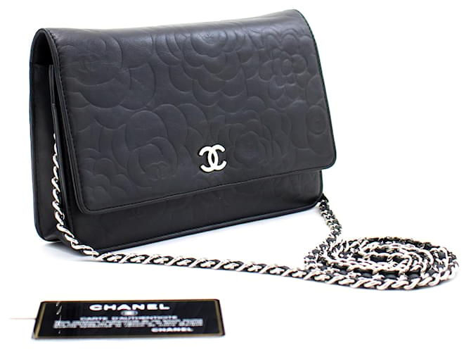 Wallet On Chain CHANEL Schwarze Geldbörse mit Kamelienprägung an Kette WOC Schultertasche SV Leder  ref.509319