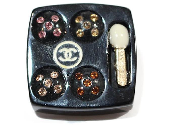 Chanel Pins & brooches Black Resin  ref.512527