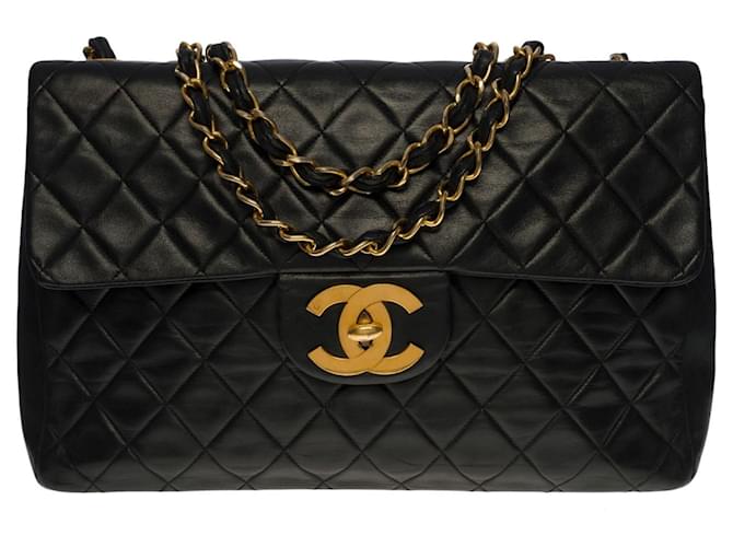 Majestic Chanel Timeless/Classique Maxi Jumbo Handtasche aus schwarzem gestepptem Leder, garniture en métal doré  ref.514794