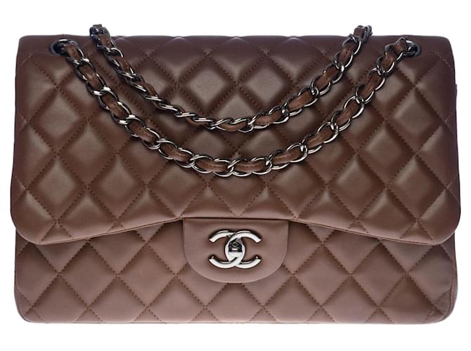 Bolsa majestosa Chanel Timeless Jumbo em pele de cordeiro acolchoada chocolate, guarnição de metal rutênio Marrom Couro  ref.515851