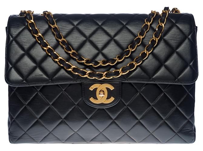 Classique Majestueux sac Chanel Timeless Jumbo en cuir caviar matelassé noir, garniture en métal doré  ref.515909