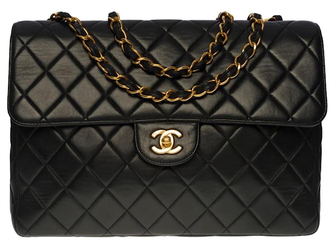 Mala Majestic Chanel Timeless/Classique Jumbo em couro de caviar acolchoado preto, garniture en métal doré  ref.515915