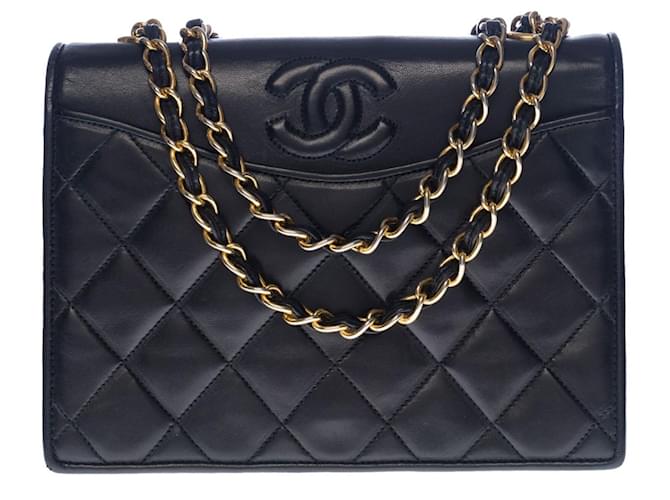 Linda bolsa Chanel com bolsos com aba em couro de cordeiro acolchoado preto, garniture en métal doré  ref.516401