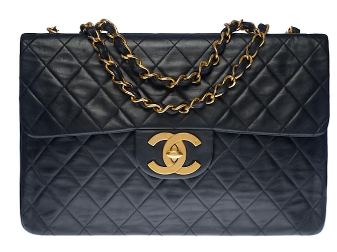 Classique Majestueux sac à main Chanel Maxi Jumbo single flap bag en cuir d’agneau matelassé noir, garniture en en métal doré  ref.517428
