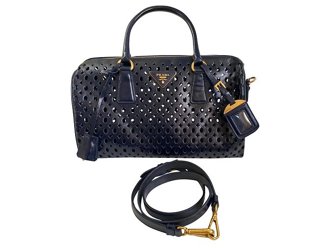 Sac bowling Prada en cuir verni perforé bleu