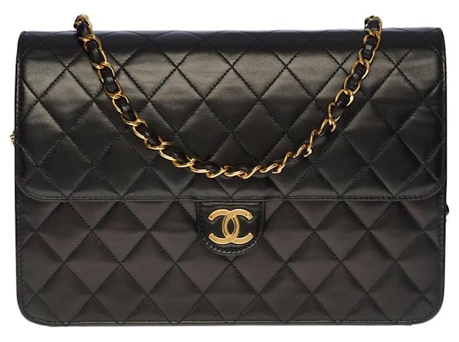 Timeless Linda bolsa Chanel Classic Flap Bag média em pele de cordeiro acolchoada preta, garniture en métal doré Preto Couro  ref.520994